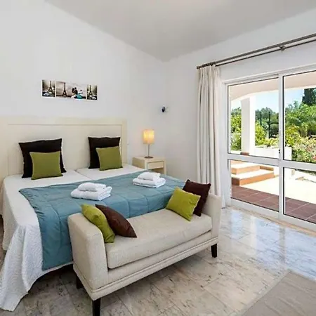 Carvoeiro Sleeps 8 Pool Wifi Villa *