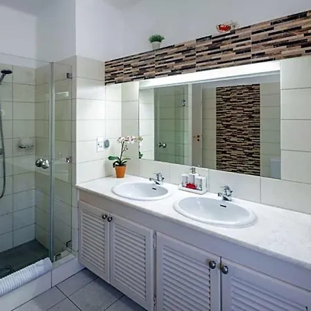 Carvoeiro Sleeps 8 Pool Wifi *
